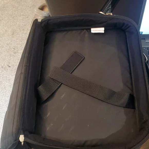 Like New Targus Laptop Messenger Bag, Black - Picture 7 of 11
